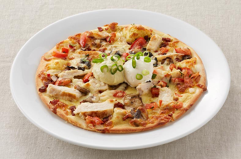 Pizza with chicken and bacon